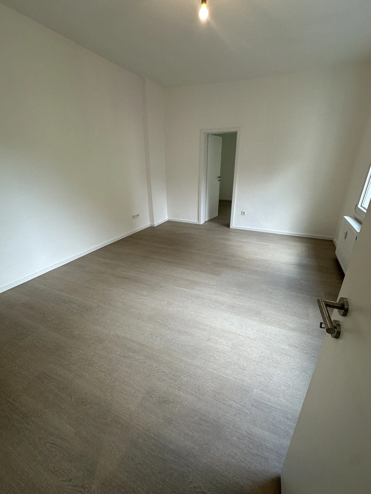 Renovierter Raum mit neuem Boden