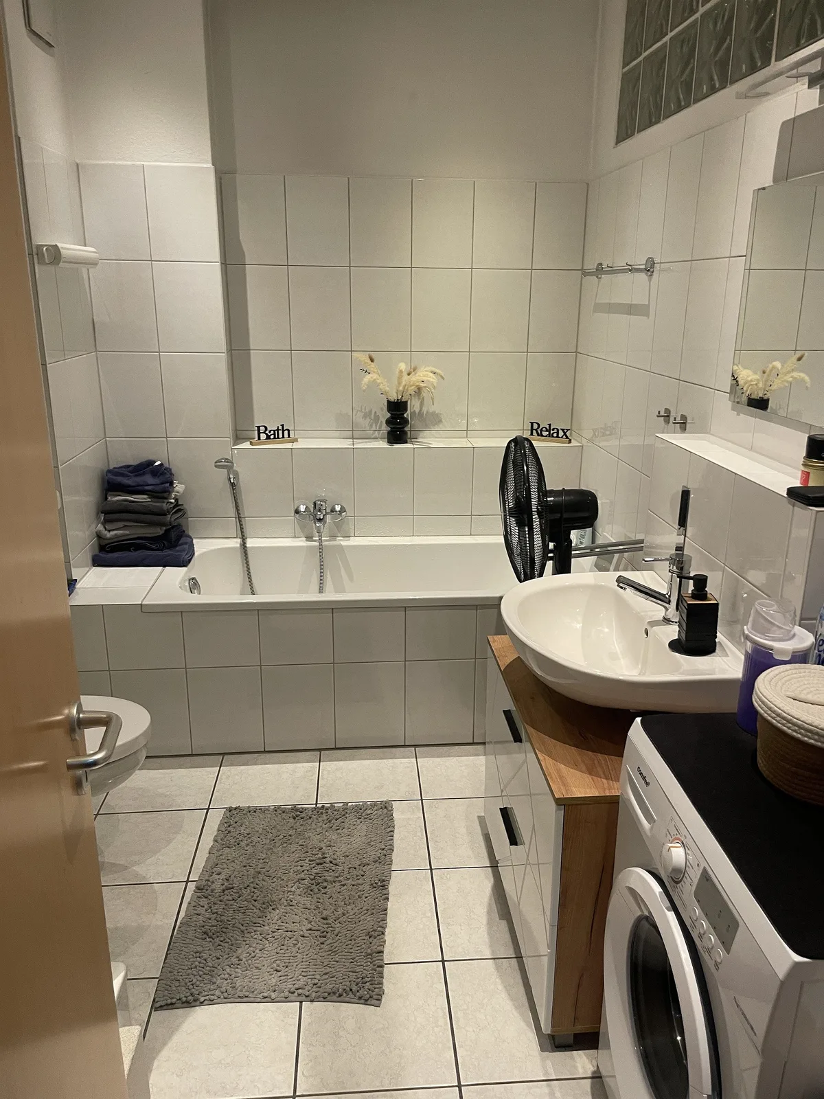 Altes Wannenbad vor der Sanierung (Vorher)