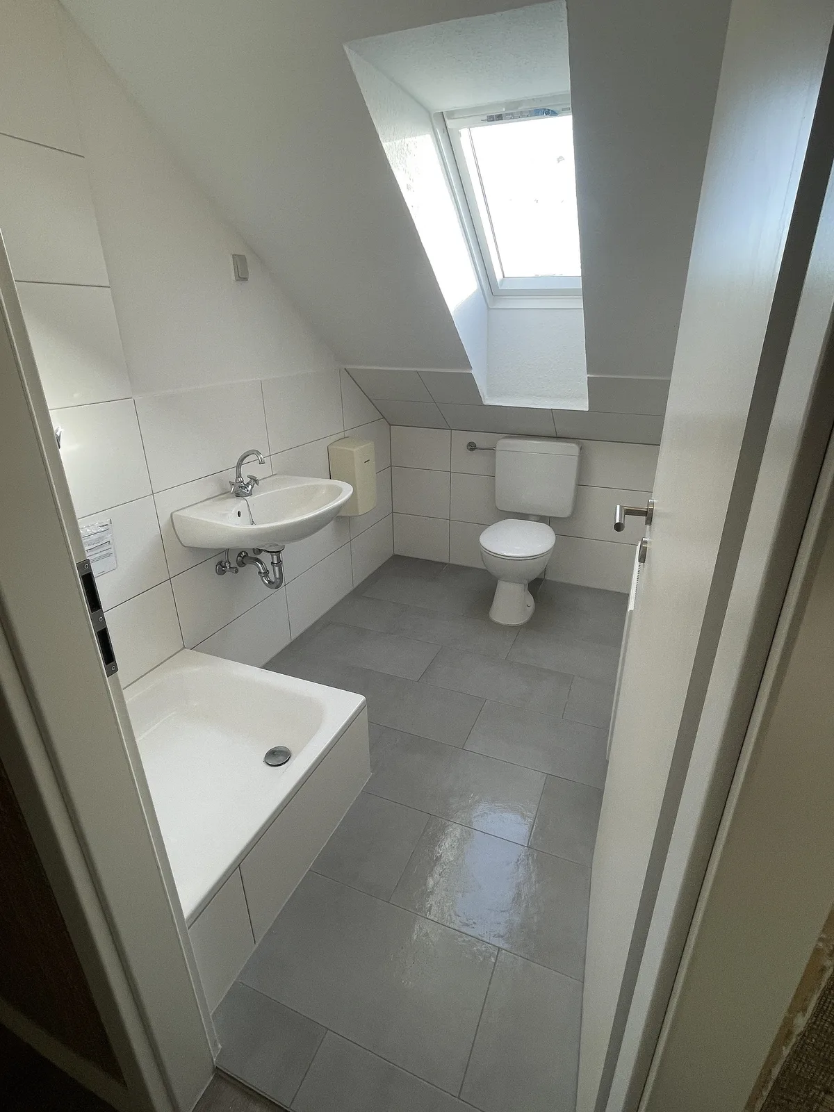 Fertiggestelltes Gäste-WC im Dachgeschoss (Nachher)