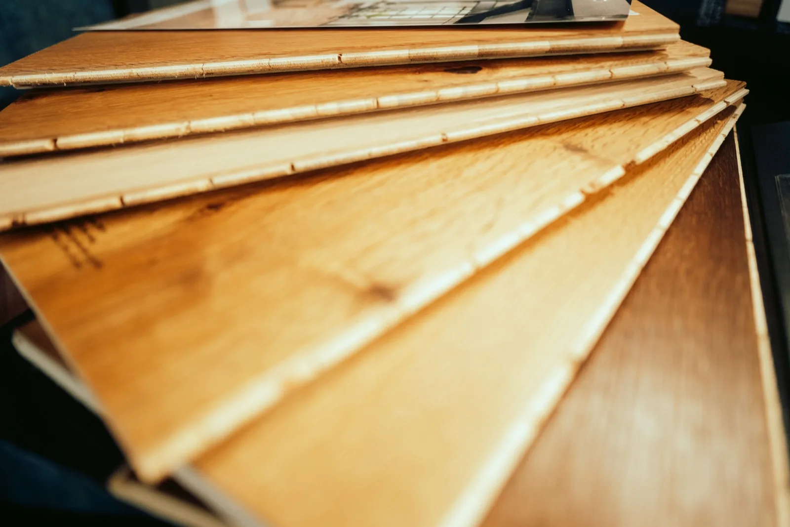 Holzoptik-Parkett in verschiedenen Tönen
