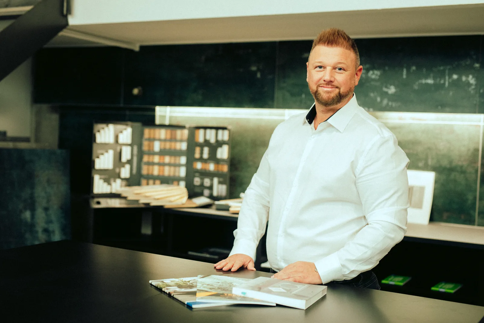 André Langner, Geschäftsführer von Wand- und Bodendesign Langner, im Showroom in Wuppertal