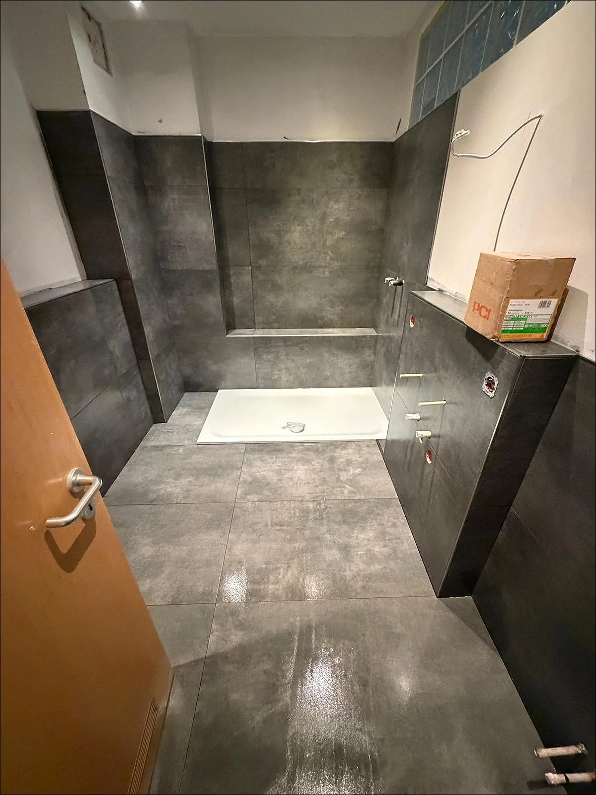Barrierefreies Bad mit bodengleicher Dusche in Schieferoptik – Referenzprojekt in Wuppertal