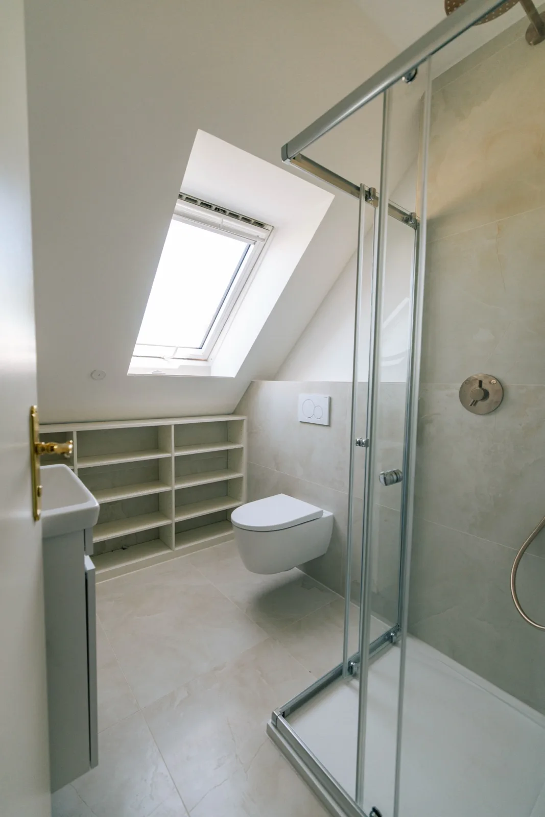 Saniertes Dachgeschossbad mit Dachfenster, Wand-WC und Duschkabine mit Glastür