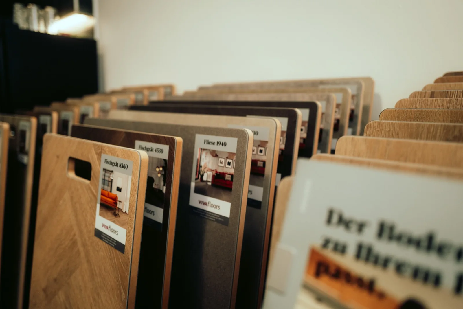 Vinylboden-Musterplatten mit Holzdekoren in einem Ausstellungsständer