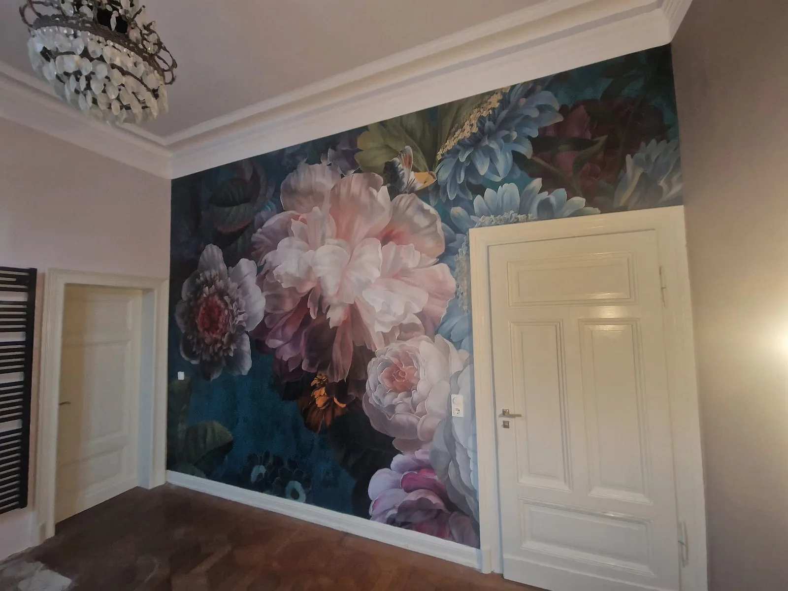 Akzentwand mit floraler Designer-Tapete (Nachher)